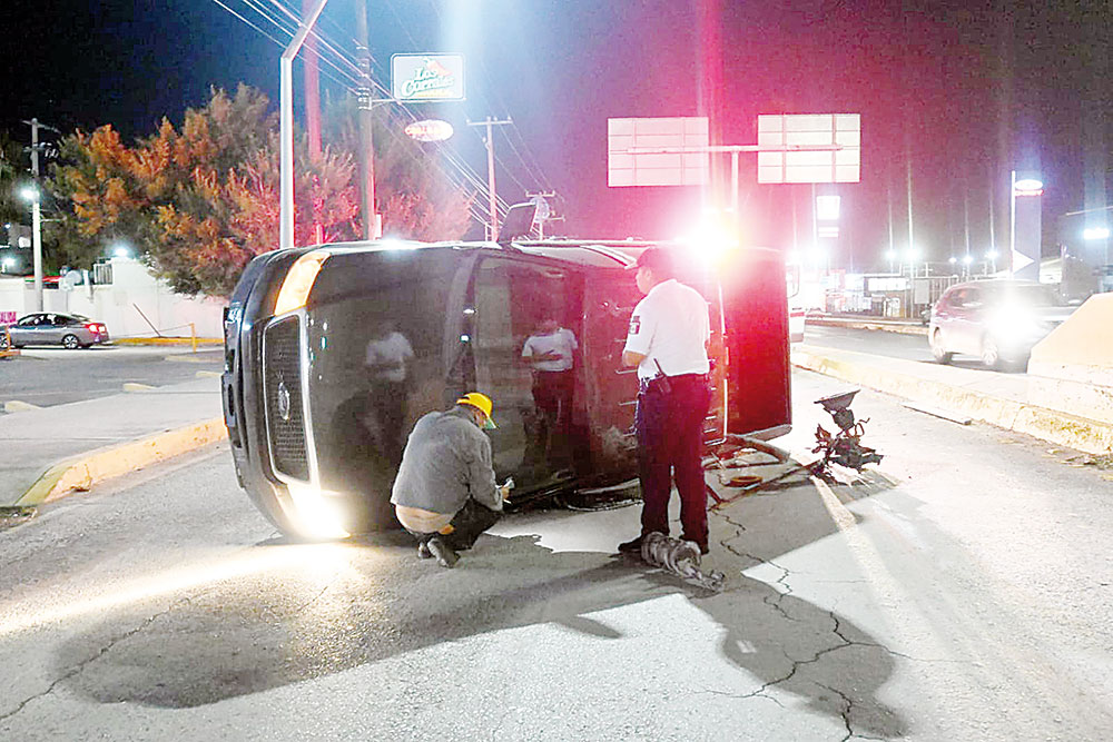 Se ‘acuesta’ al subir a puente