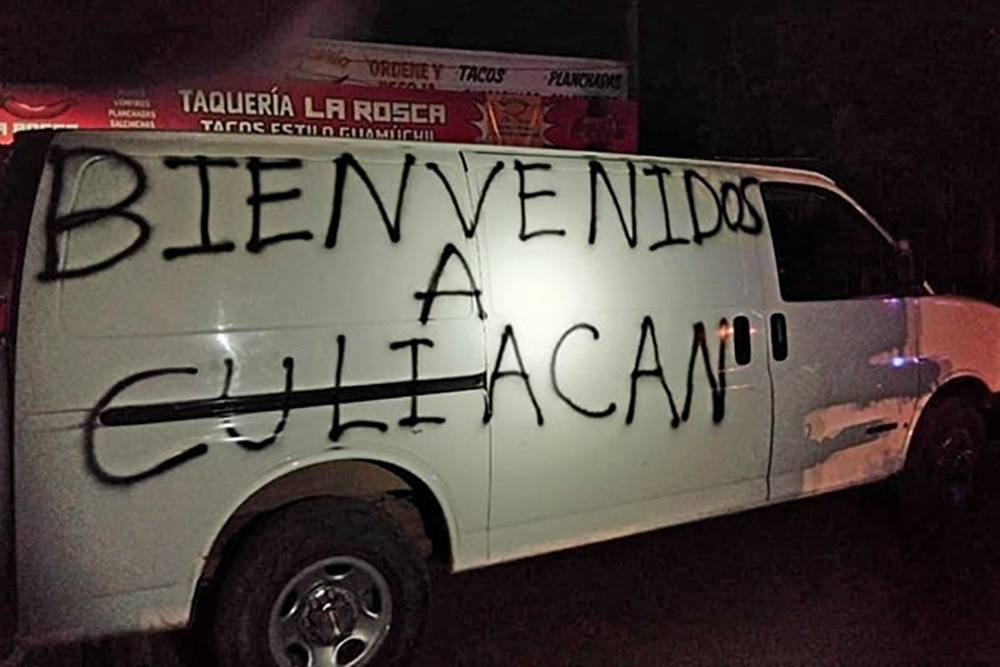 ‘Bienvenidos a Culiacán’: Abandonan camioneta con cuerpos durante gira de AMLO y Sheinbaum en Sinaloa