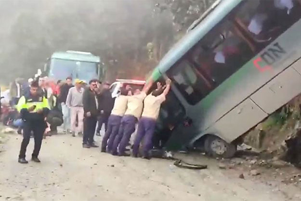 Confirman 4 mexicanos con fracturas múltiples tras accidente de autobús en Machu Picchu