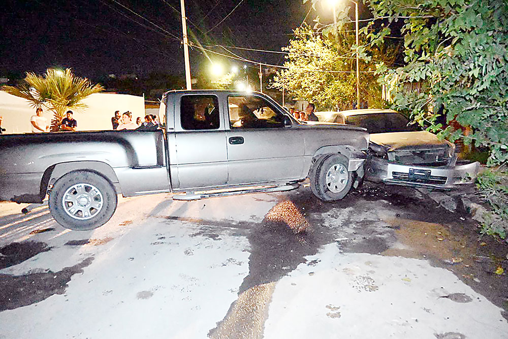 Se estampa contra autos estacionados