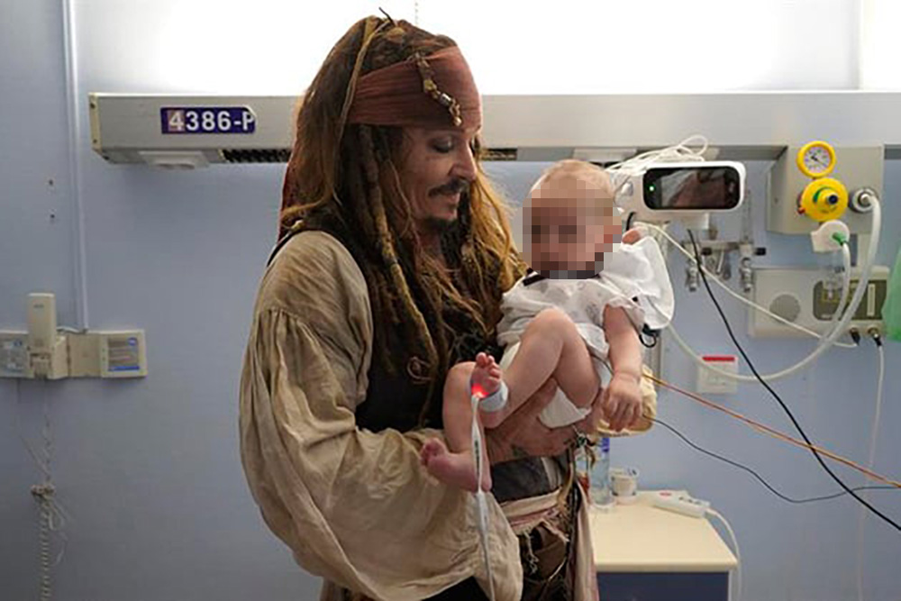 Johnny Depp regresa como Jack Sparrow para visitar a niños en hospital