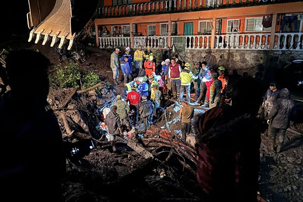 Tras 11 horas de labores, rescatan a familia atrapada en deslave de cerro en Jilotzingo, Edomex