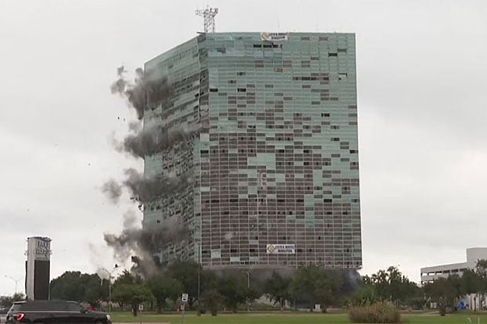 VIDEO: Demuelen edificio de 22 pisos en Luisiana dañado por huracanes