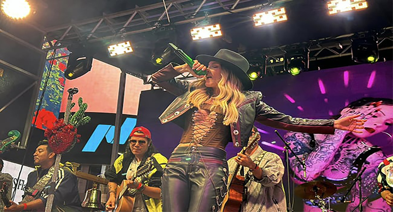 Mexicanos abarrotan Times Square para dar El Grito con Belinda y Jesse & Joy