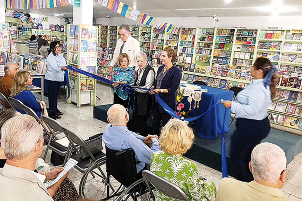 Celebran 70 años de amor a los libros