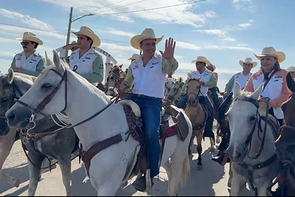 Arrancan fiestas grandes: Encabeza gobernador Manolo Jiménez la Gran Cabalgata de Sabinas