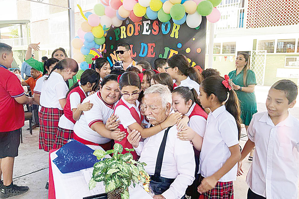 Se jubila el profesor Manuel a los 83 años