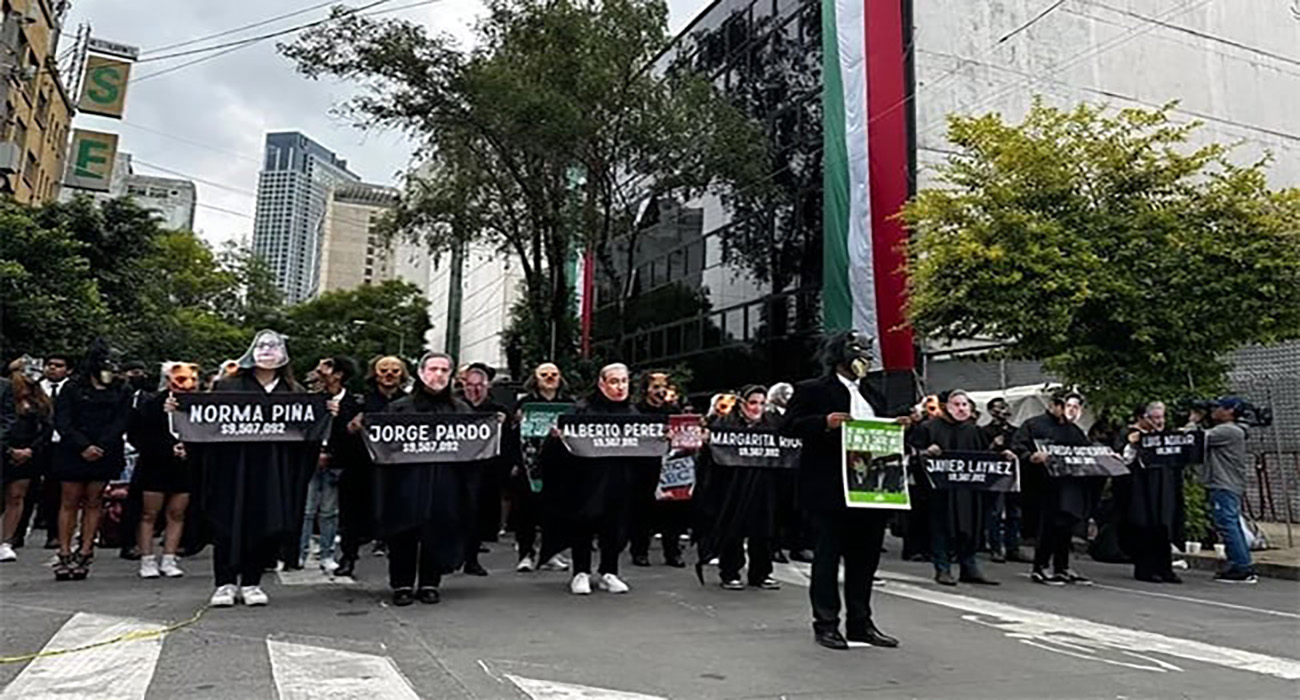 Jóvenes marchan a favor de reforma judicial, pero les quitan manta