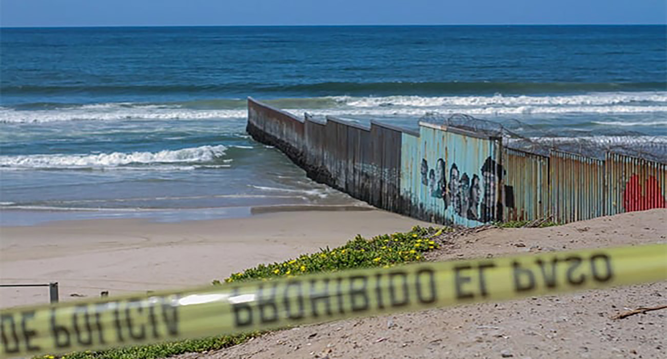 Demócratas piden declaración de emergencia por cruce de aguas negras a EU desde México