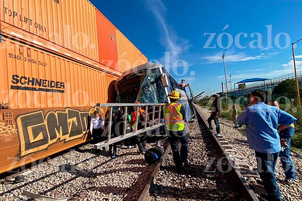 Autobús de pasajeros intenta ganarle el paso al tren en Saltillo y es embestido; hay varios lesionados