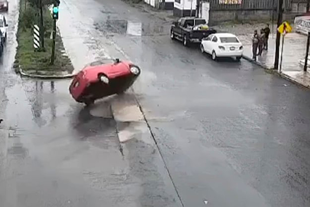 VIDEO: Auto vuelca al caer en enorme bache en calles de Puebla; conductor resultó ileso