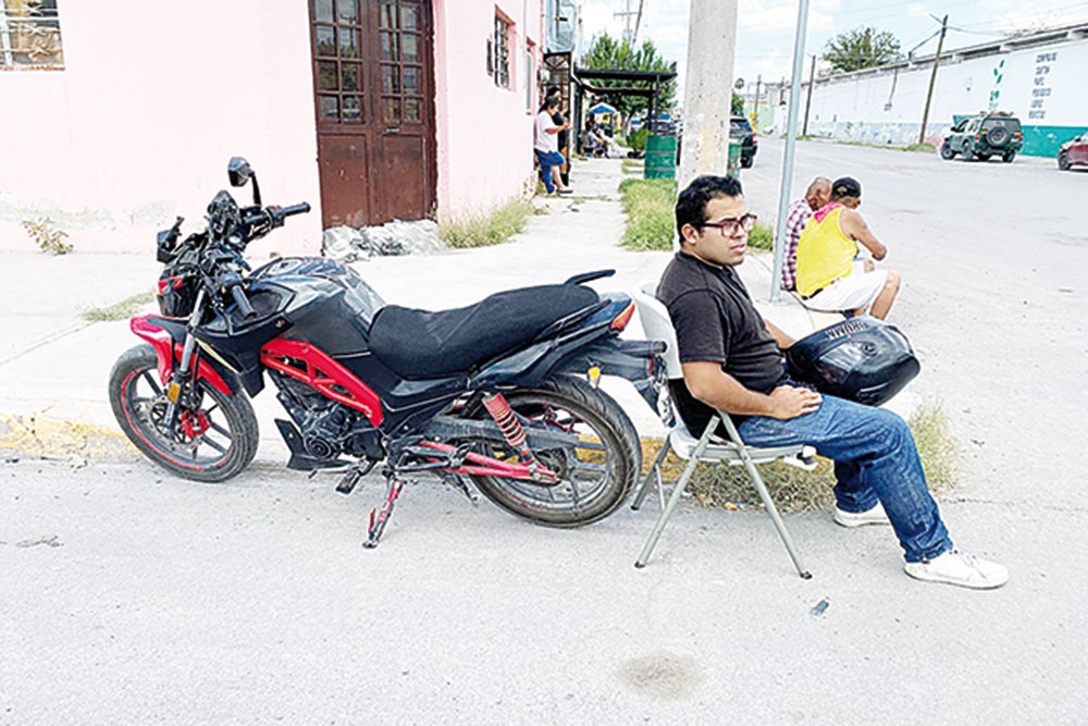 ‘Abuelo’ le atraviesa carro a motociclista