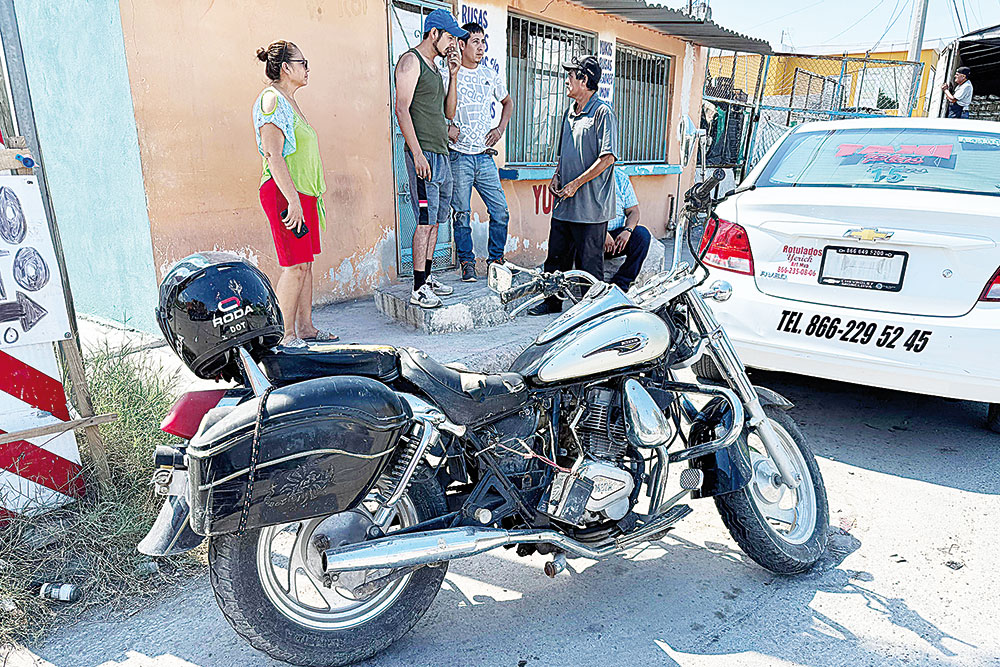 Chocan moto y auto de alquiler