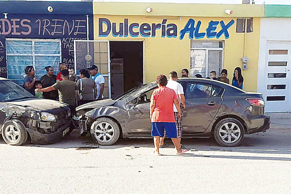 Vuelca familia en la Diana Laura