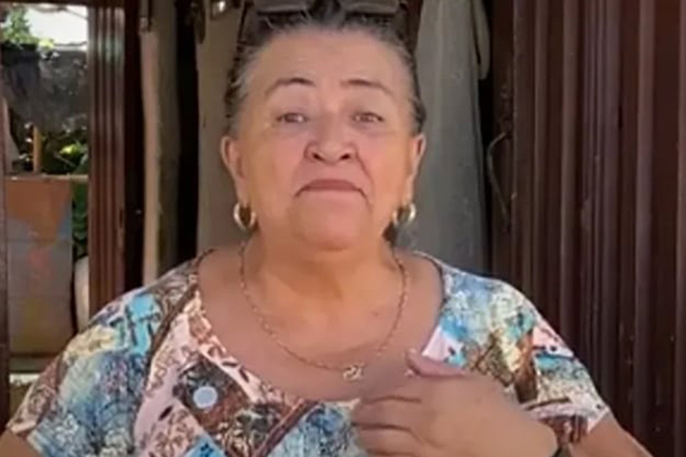 Mujer se vuelve viral por ‘vender chismes’ de sus vecinos