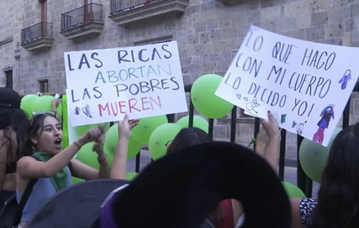 Con baile y cantos, mujeres celebraron la despenalización del aborto en Jalisco