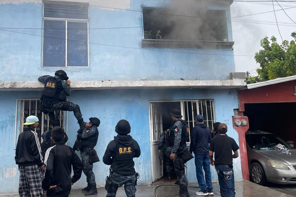 Salvan elementos del Grupo de Reacción Sureste a menores en incendio de Loma Linda