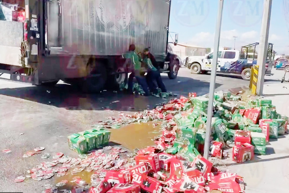 ‘Llueven chelas’ en la avenida Industrial