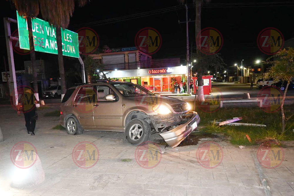 ‘Se ensarta’ en plaza; manejaba ebrio y en contra