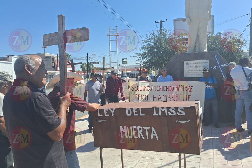 Cargan ‘ataúd’ de ley IMSS; exigen pensión digna