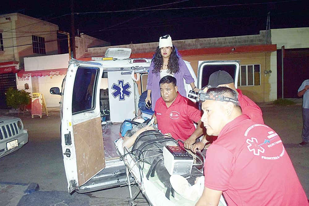 Vuelcan mujeres en cuatrimoto