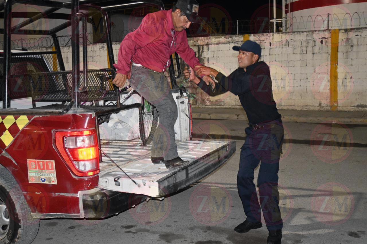 Intenta ebrio lanzarse a vías del tren