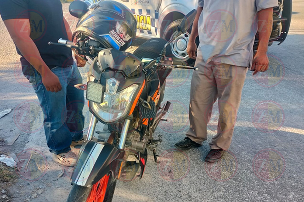 Casco salva a motociclista tras colisión