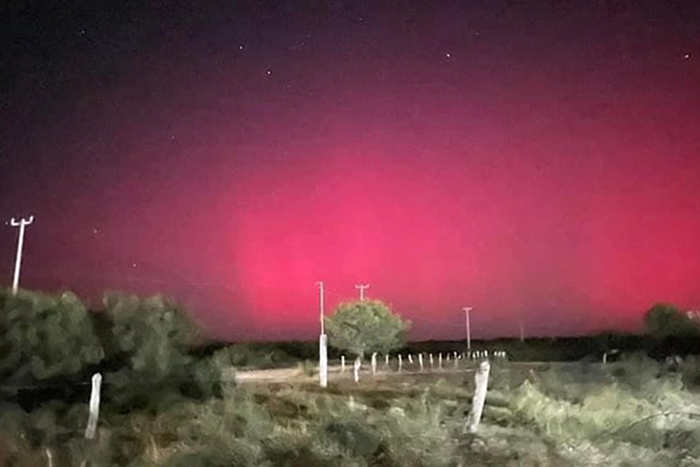 Pinta aurora boreal cielo de Coahuila; captan fenómeno en Progreso