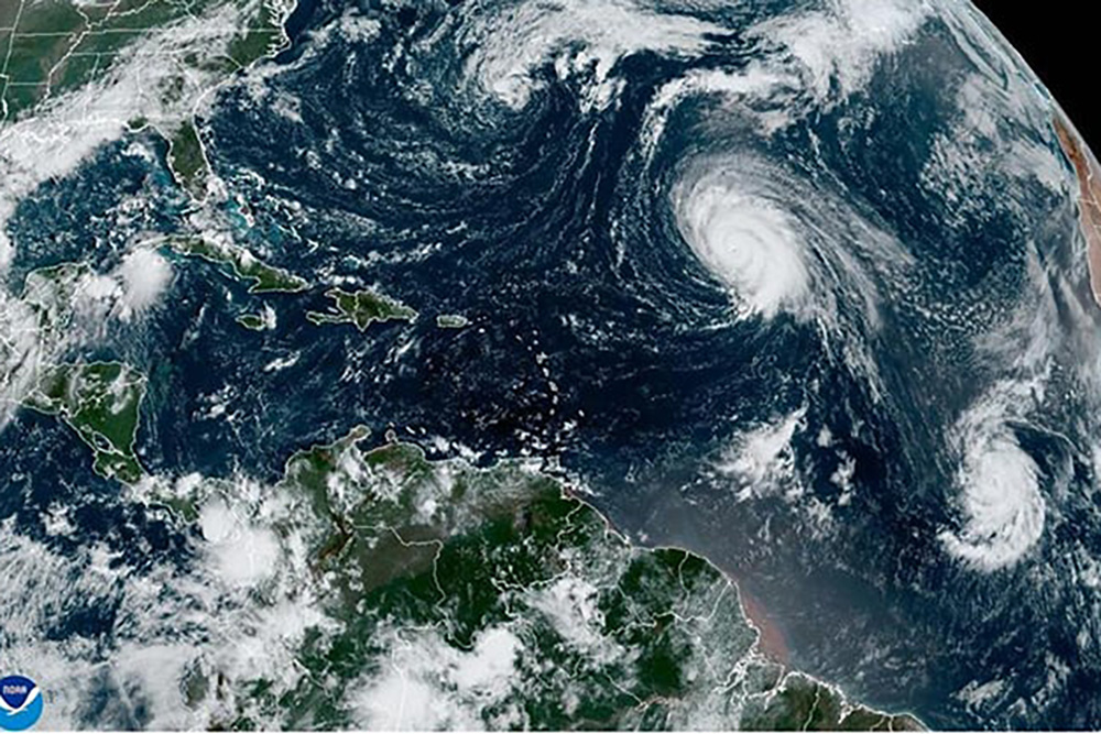 El huracán de categoría 4 Kirk y tormenta Leslie avanzan en aguas abiertas del Atlántico