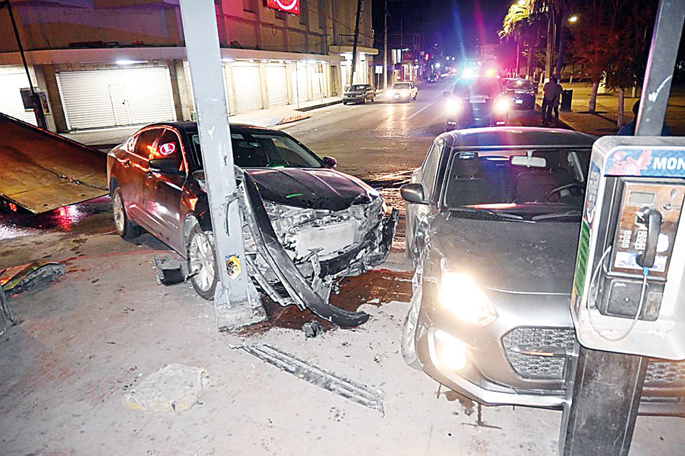 Se ‘vuela’ rojo y provoca accidente