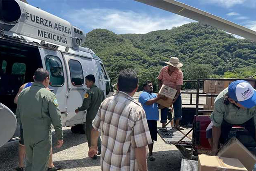 Con helicópteros, fuerzas armadas ayudan a comunidades alejadas de Guerrero tras paso de ‘John’