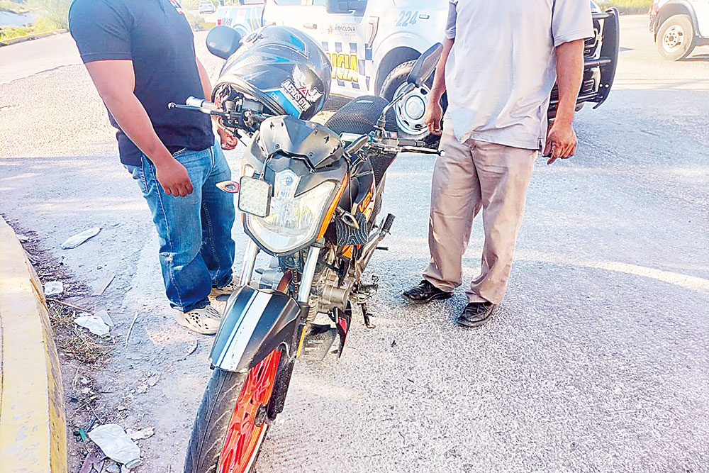 Invade vía a motociclista