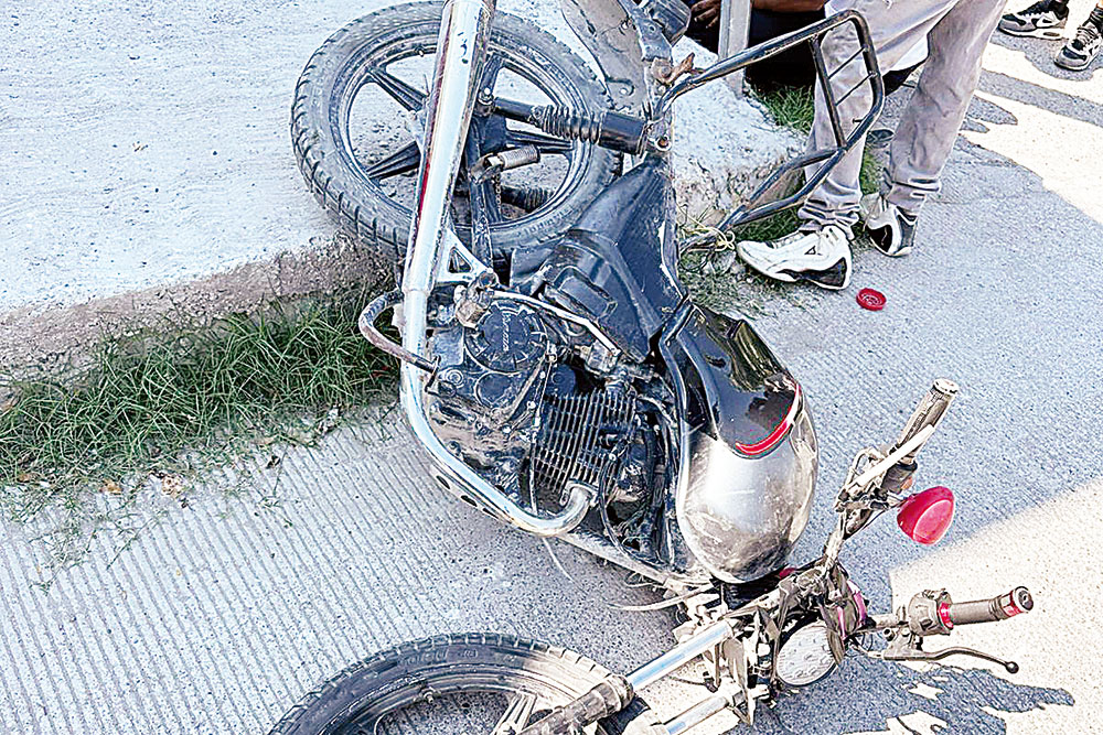 Convulsiona tras caer de moto