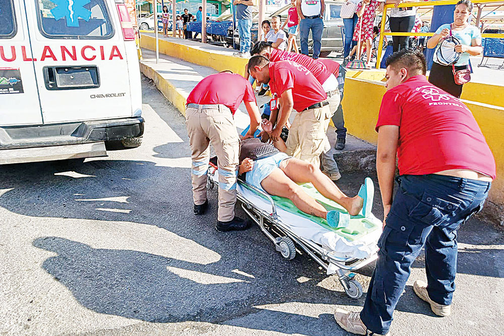 Queda lesionada en accidente en moto