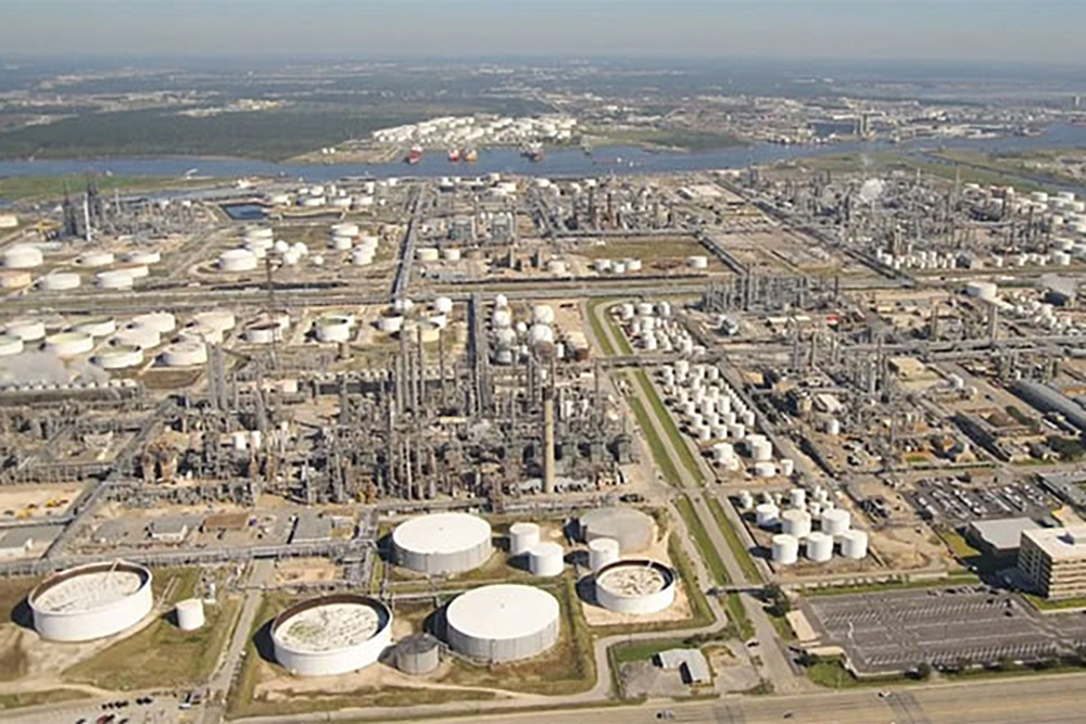 Confirman 2 fallecidos y 13 heridos por fuga de gas en refinería Deer Park