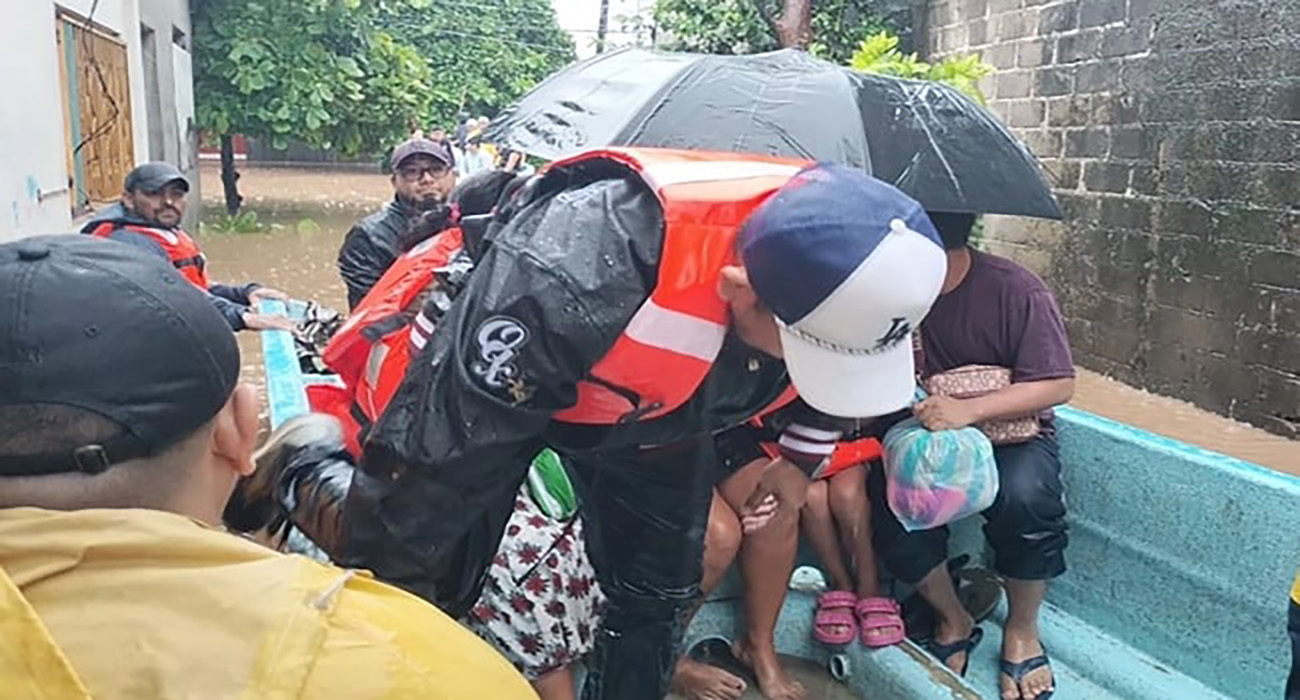 Rescatan en lanchas a vecinos de Juchitán, Oaxaca, de hogares inundados