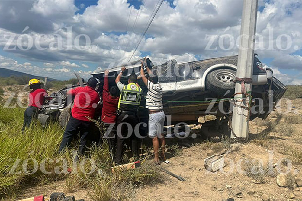 Rescatan a familia atrapada tras aparatosa volcadura en la carretera Monclova